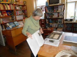 Волошинова Л.Ф. демонстрирует альбом ф.37