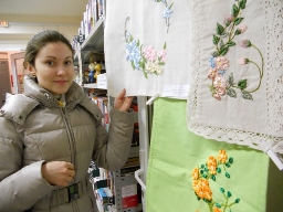 Атласной лентой вышиваю неувядающий букет