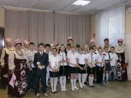 В цветы все улицы одеты, и песни звонкие слышны