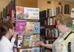 У книжной выставки