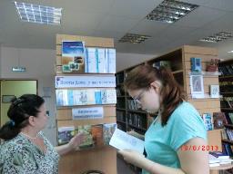 У книжной выставки
