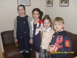 Солдату песня помогает